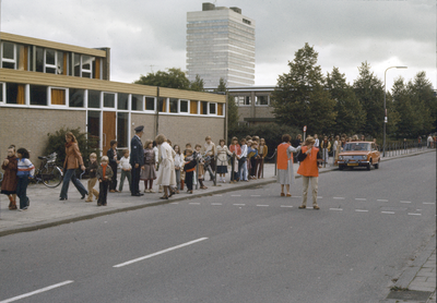 117540 Afbeelding van verkeersbrigadiers bij de oversteekplaats voor voetgangers in de Trumanlaan te Utrecht, ter ...